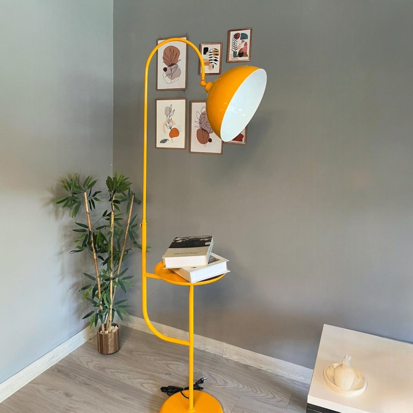 Stehlampe Gorkiede Stehleuchte Metall, E27 Fassung, verstellbarer Lampenschirm, Stehleuchte mit Ablage