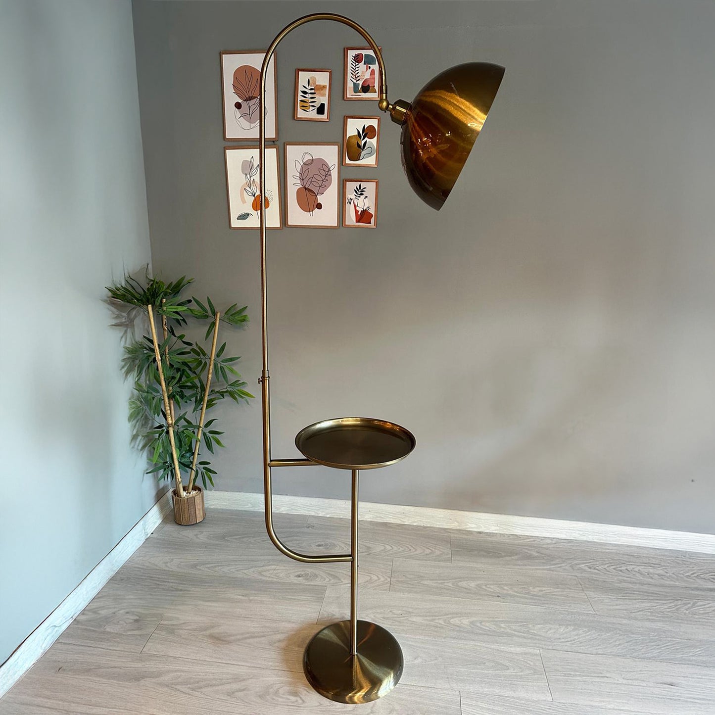 Stehlampe Gorkiede Stehleuchte Metall, E27 Fassung, verstellbarer Lampenschirm, Stehleuchte mit Ablage