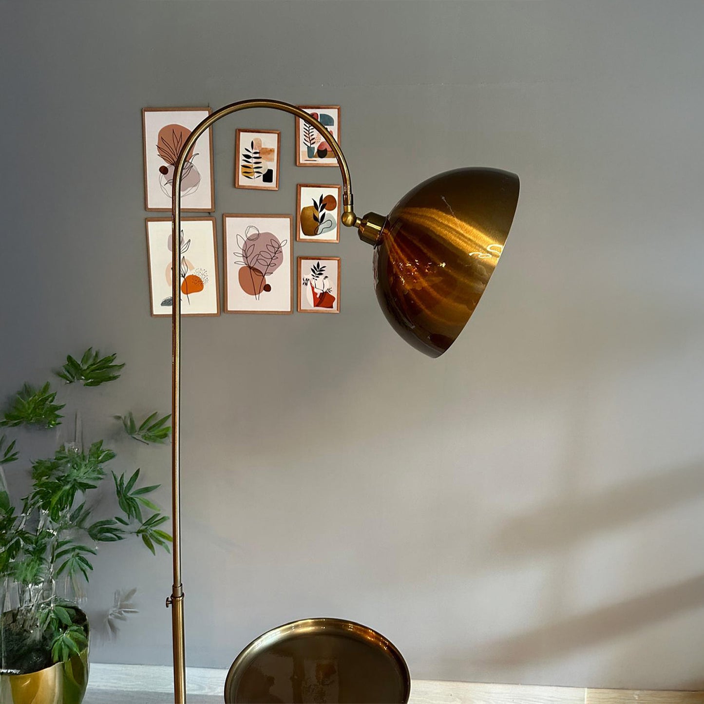 Stehlampe Gorkiede Stehleuchte Metall, E27 Fassung, verstellbarer Lampenschirm, Stehleuchte mit Ablage