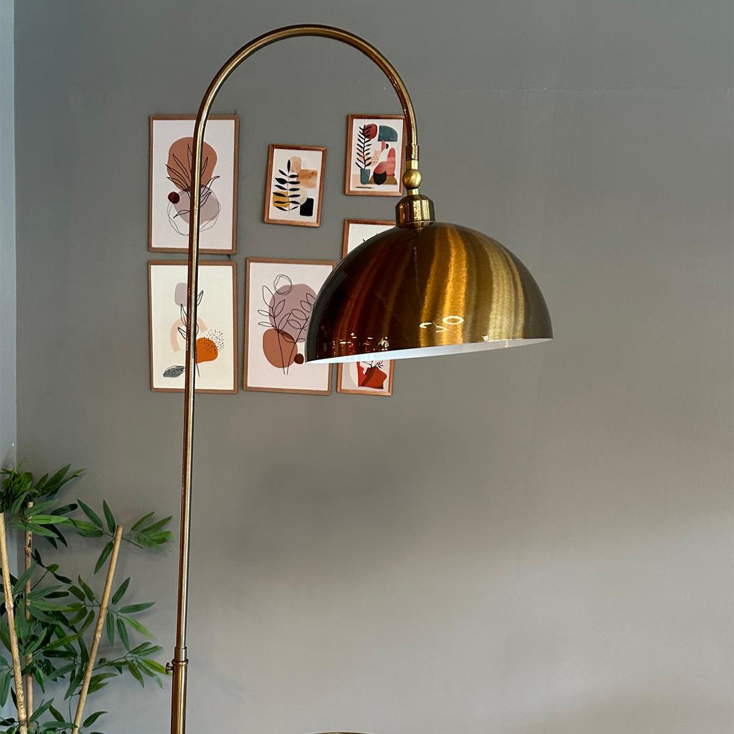 Stehlampe Gorkiede Stehleuchte Metall, E27 Fassung, verstellbarer Lampenschirm, Stehleuchte mit Ablage