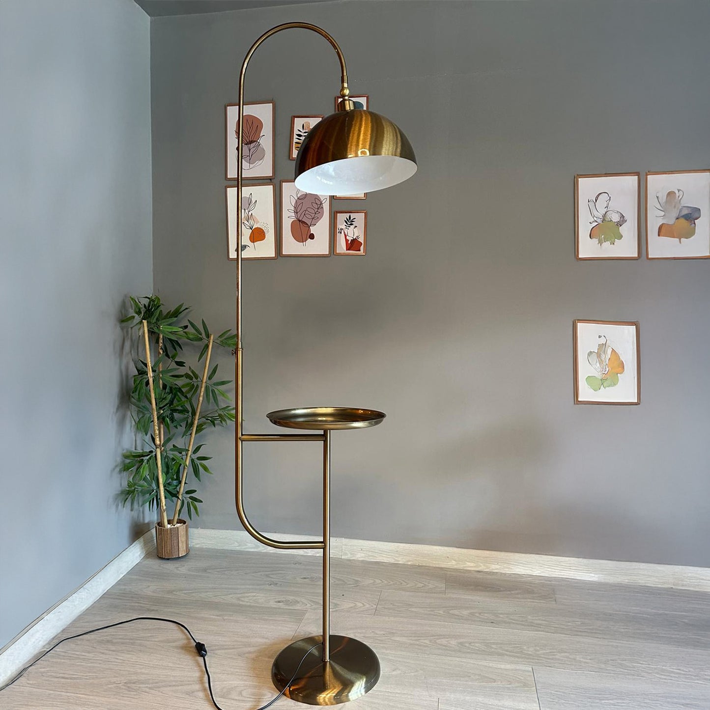 Stehlampe Gorkiede Stehleuchte Metall, E27 Fassung, verstellbarer Lampenschirm, Stehleuchte mit Ablage