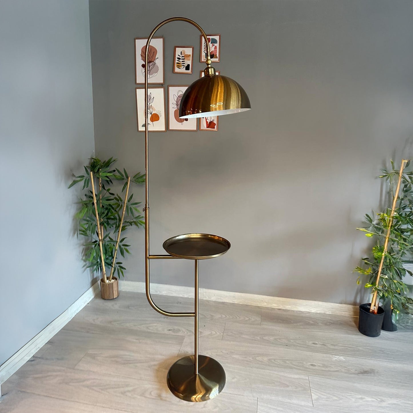 Stehlampe Gorkiede Stehleuchte Metall, E27 Fassung, verstellbarer Lampenschirm, Stehleuchte mit Ablage