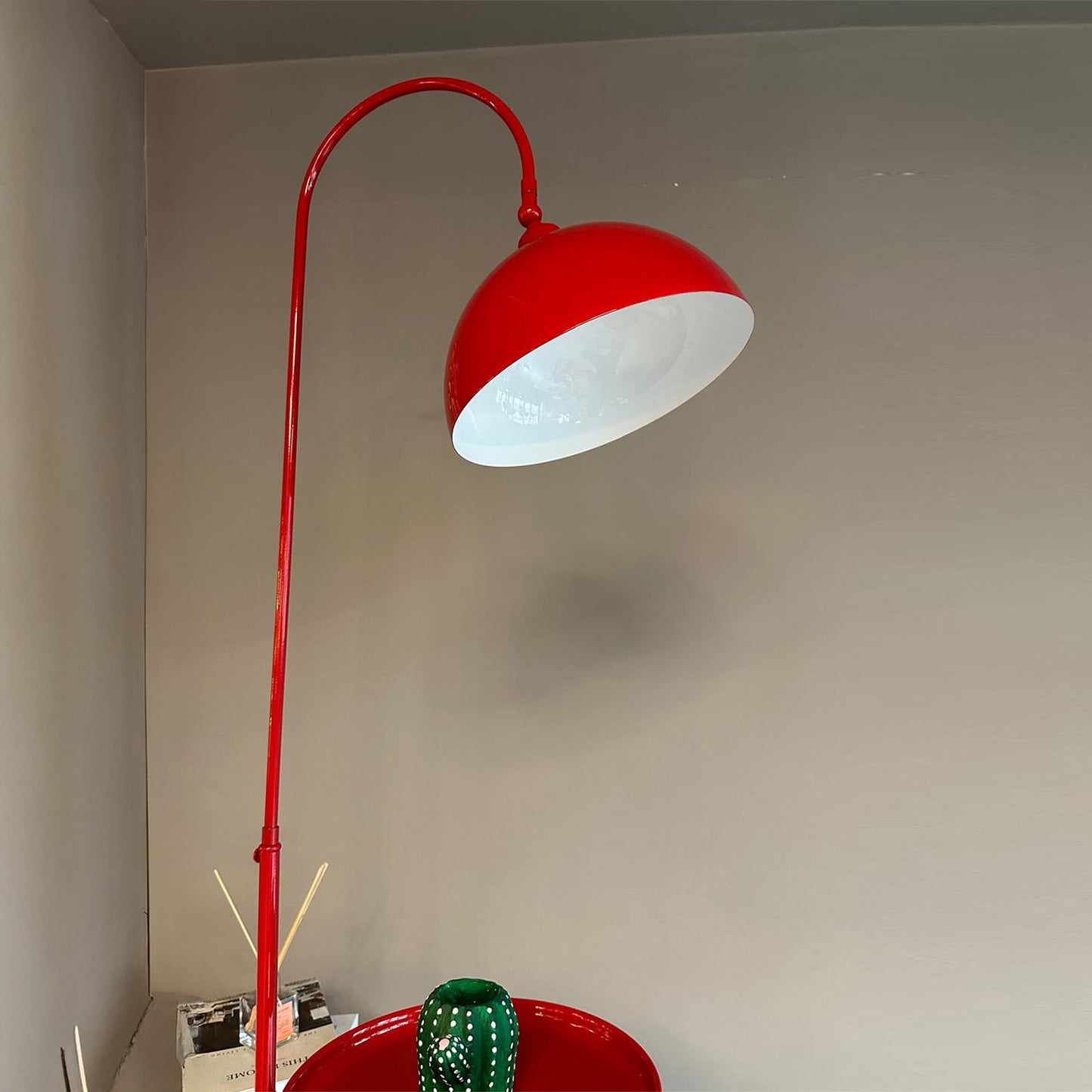 Stehlampe Gorkiede Stehleuchte Metall, E27 Fassung, verstellbarer Lampenschirm, Stehleuchte mit Ablage