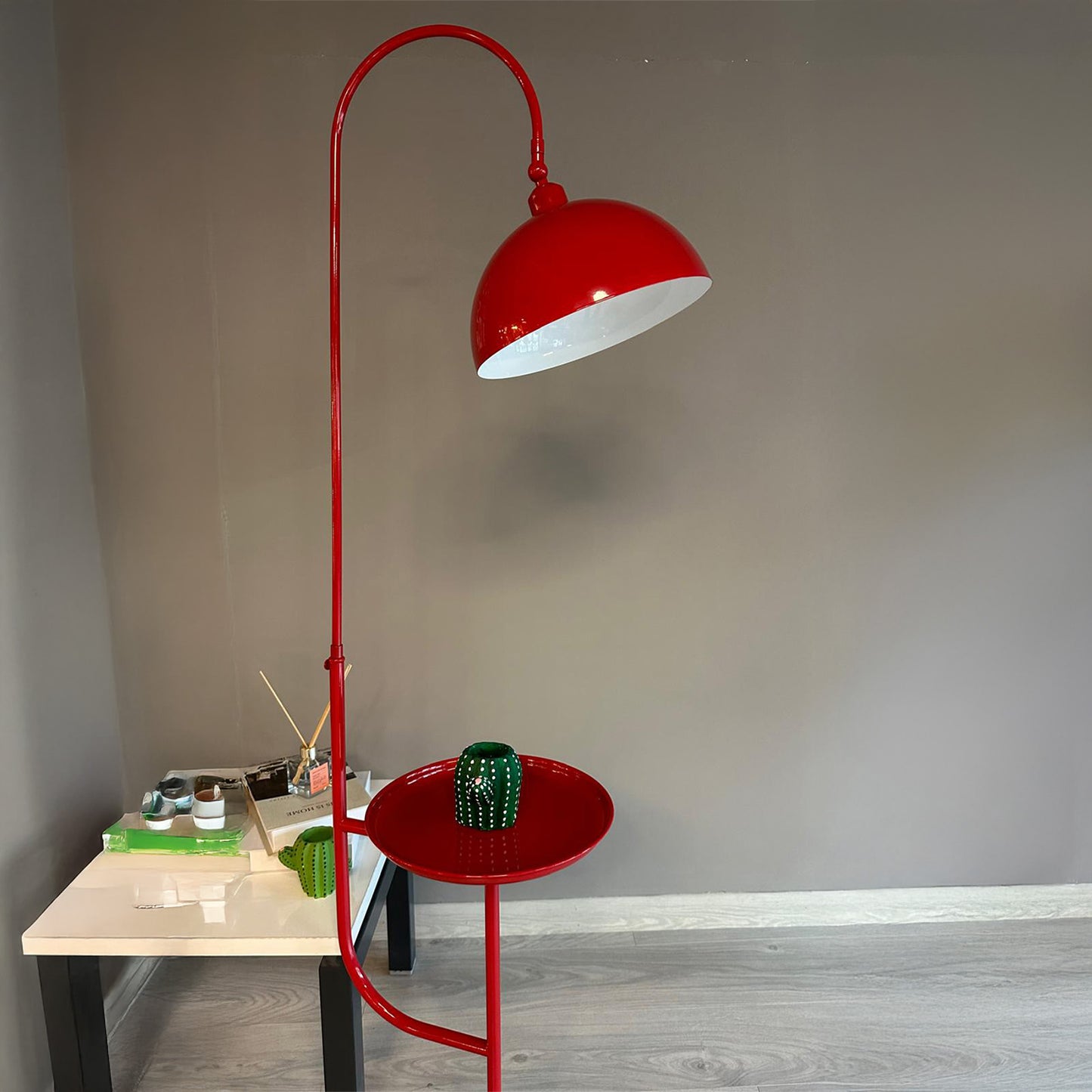 Stehlampe Gorkiede Stehleuchte Metall, E27 Fassung, verstellbarer Lampenschirm, Stehleuchte mit Ablage