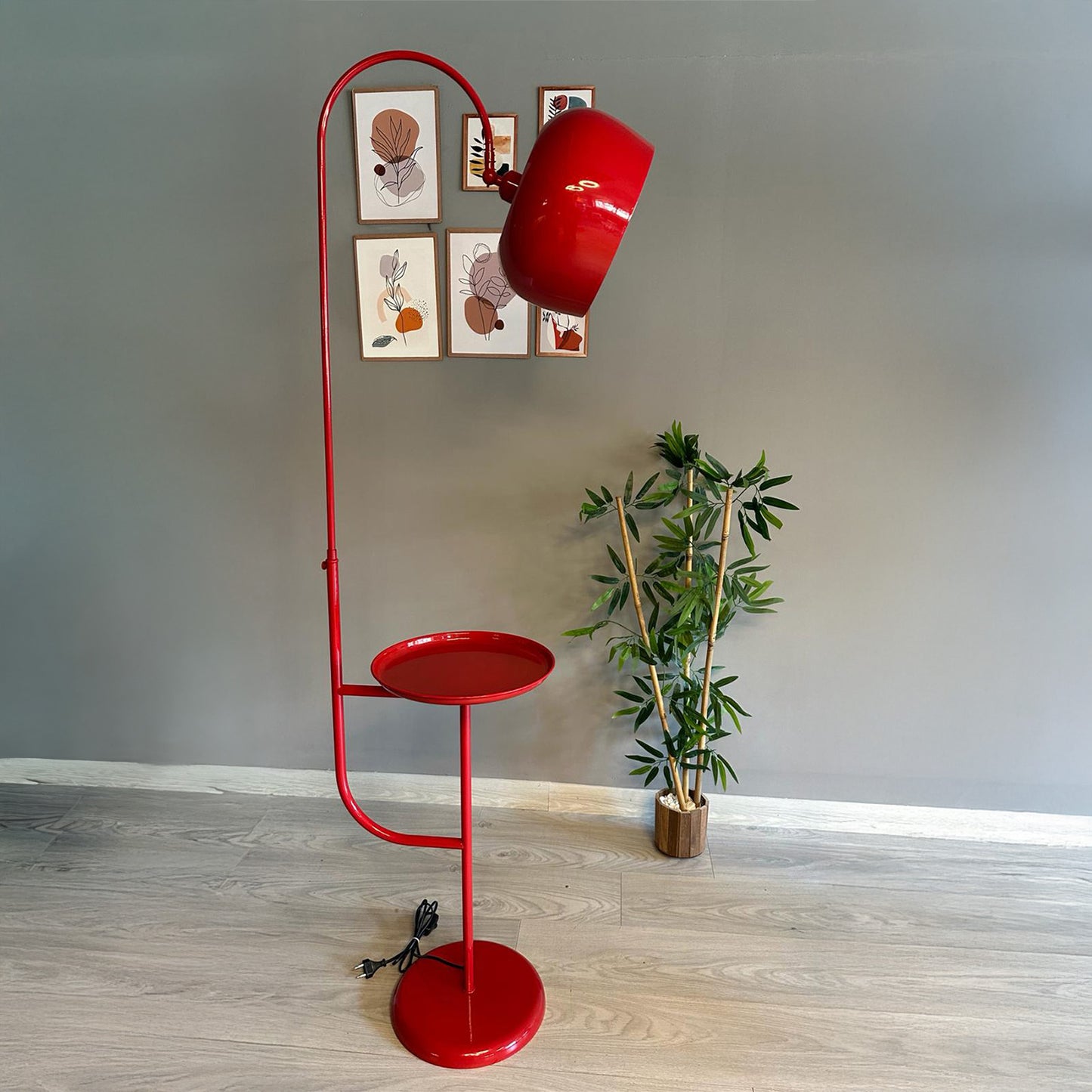 Rote Stehlampe Bewegliches Kopfteil Modernes Dekoratives Metall mit Couchtisch